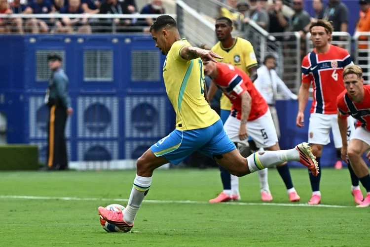 Gelandang timnas Brasil Bruno Guimaraes gagal mengeksekusi tendangan penalti ke gawang timnas Norwegia dalam laga Brasil vs Norwegia di babak 16 besar Piala Dunia yang digelar di  the New York/New Jersey Stadium, Amerika Serikat, Minggu (5/7/2026. (Foto oleh Jewel Samad/AFP)