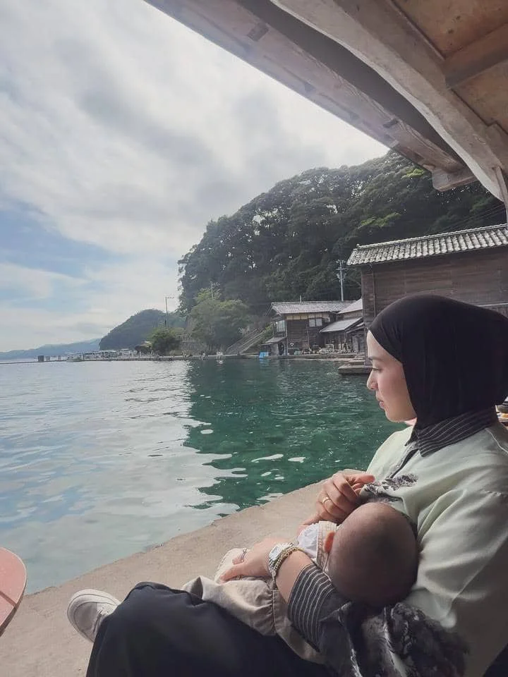 Nina Zatulini mengunjungi desa nelayan Ine No Funaya