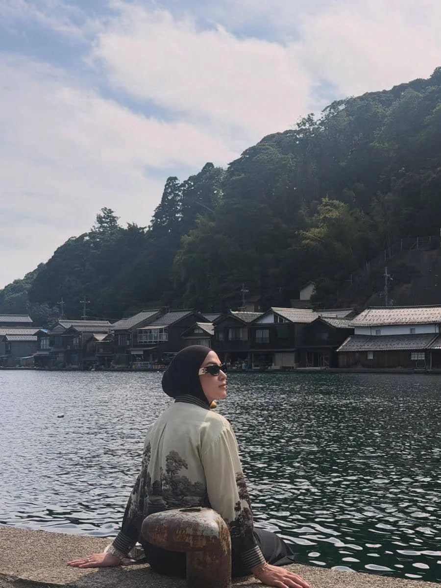 Nina Zatulini mengunjungi desa nelayan Ine No Funaya