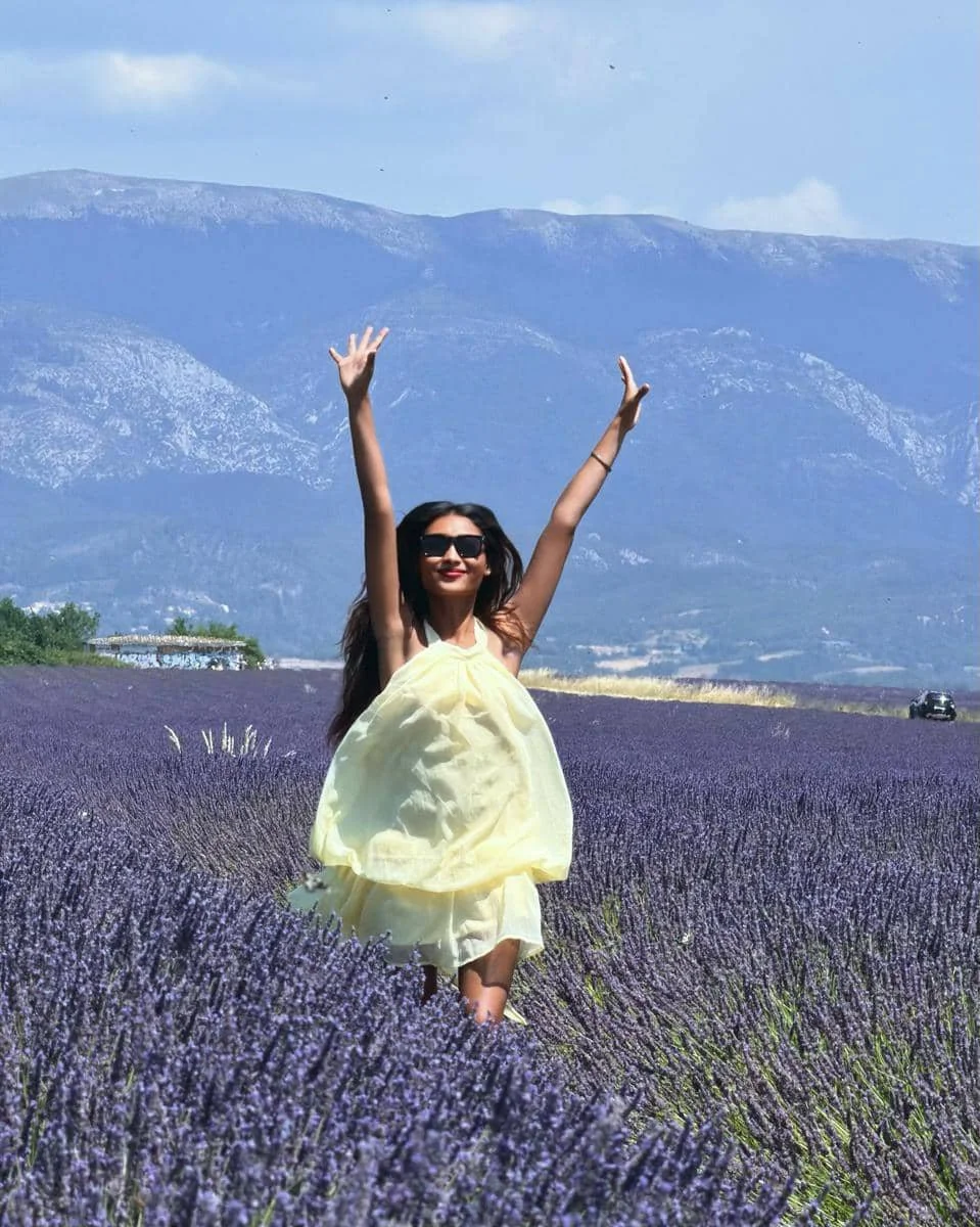 Novia Bachmid ke kebun bunga lavender di Prancis