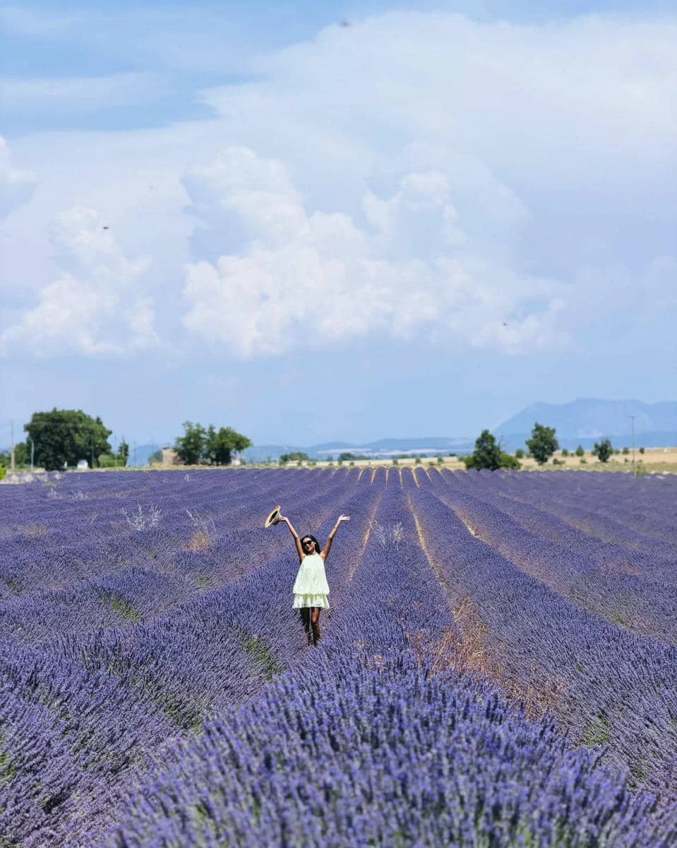 Novia Bachmid ke kebun bunga lavender di Prancis