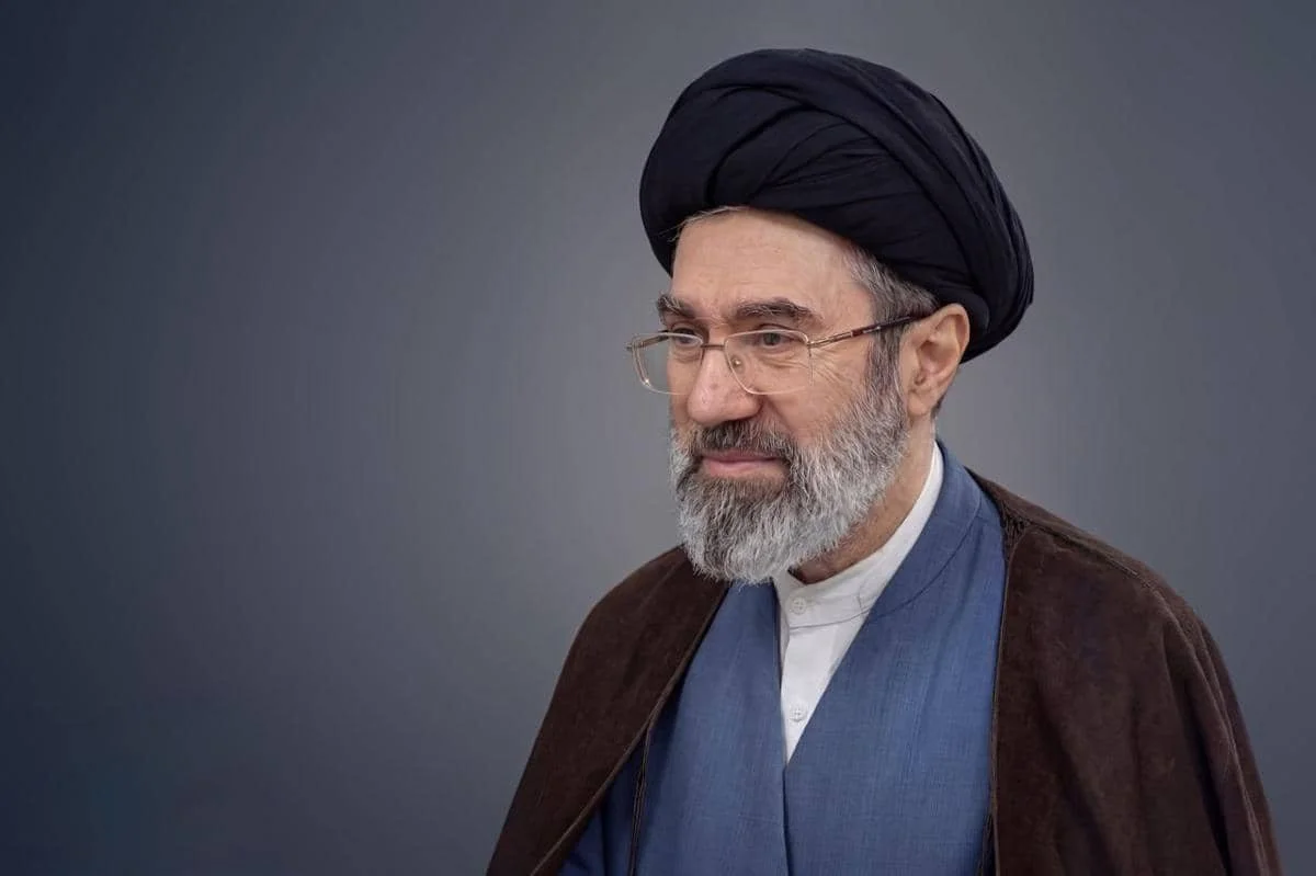 Mojtaba Khamenei sedang menghadiri pertemuan.  