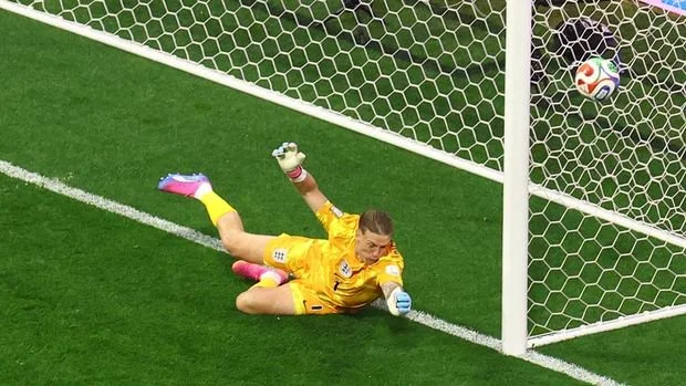 Jordan Pickford membuat penyelamatan luar biasa pada babak pertama.