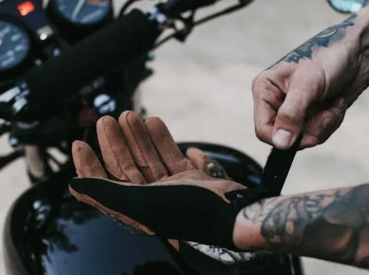 ilustrasi sarung tangan motor (pexels.com/Rachel Claire)