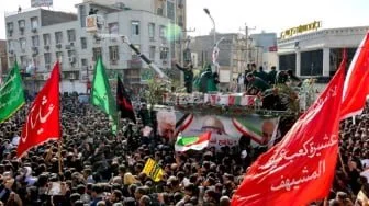Ribuan Pelayat Ayatollah Khamenei Kibarkan Bendera Merah, Serukan Balas Dendam