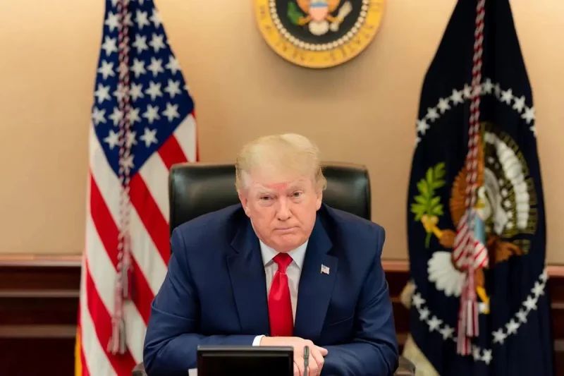 Trump Pamer Uang 100 Dolar AS Edisi Baru dengan Tanda Tangannya