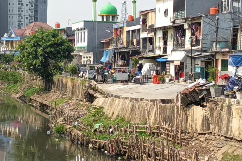 5 Bulan Tak Diperbaiki, Jalan di Pulogadung Jaktim Amblas hingga Tersisa 1 Meter untuk Dilalui