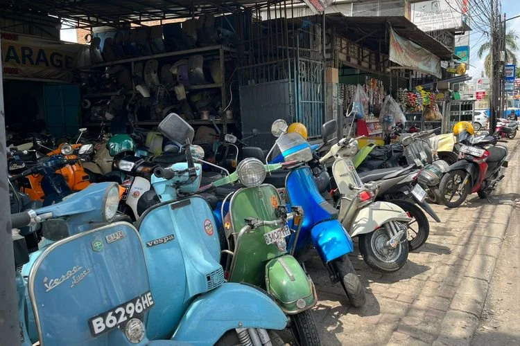 Aphin Garage, bengkel spesialis Vespa di Klender, Jakarta Timur.