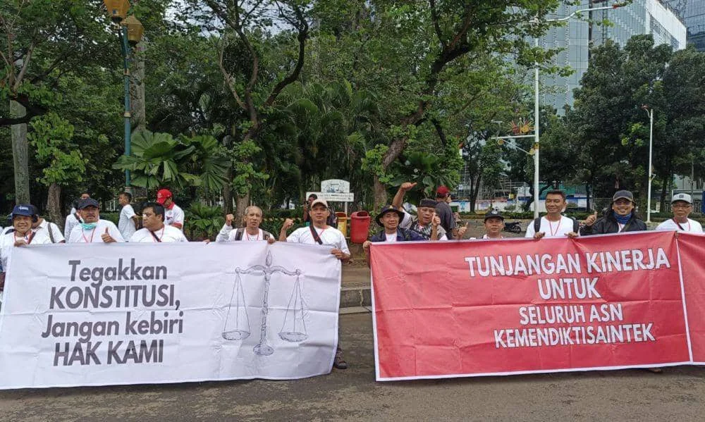 Tuntut pencairan TUKIN puluhan dosen Politeknik Negeri Madiun (PNM) dan ratusan dosen ASN dari seluruh Indonesia demo di bundaran patung kuda. IDN Times/ Istimewa.