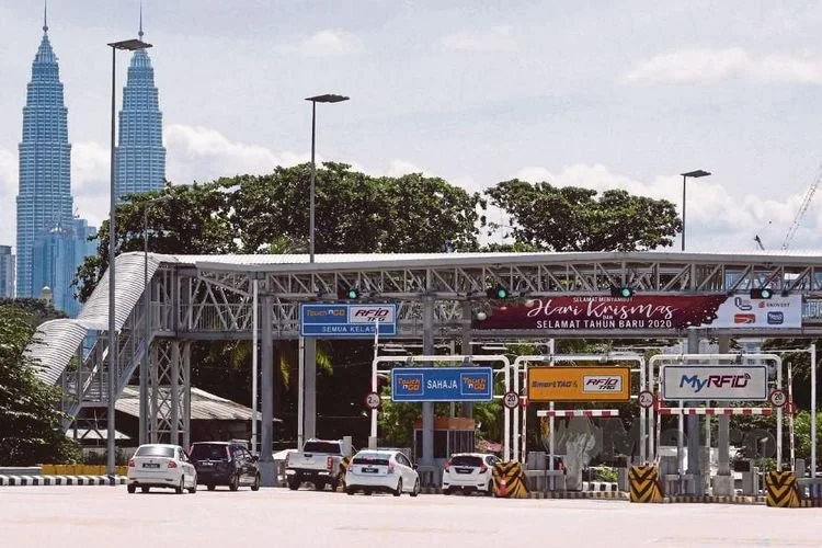 Pengendara melalui gerbang Tol Gombak di Malaysia saat mulai diterapkan pembayaran tol menggunakan teknologi RFID pada 2019. 