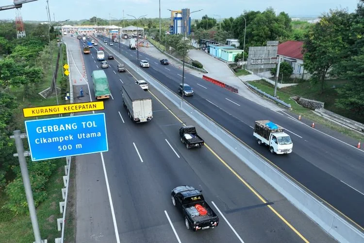 Ilustrasi jalan tol. Apa itu Multi Lane Free Flow atau MLFF. Apa itu pembayaran tol nirsentuh MLFF. Cara kerja MLFF.