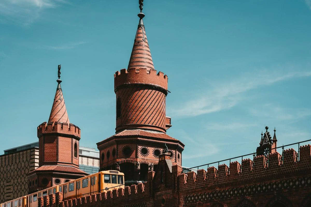 Dua menara Jembatan Oberbaum (Oberbaumbrücke) di Berlin, Jerman.
