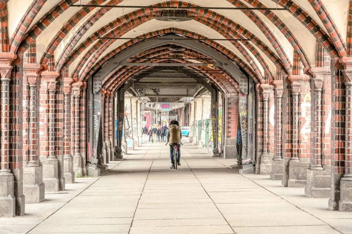 Jalur pejalan kaki di bawah Jembatan Oberbaum.