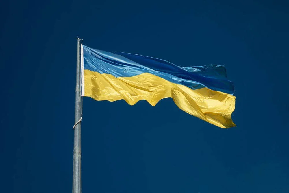 Ilustrasi bendera Ukraina. (unsplash.com/Yehor Milohrodskyi)