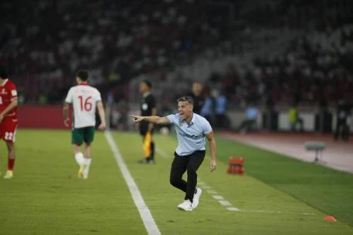 Pelatih Timnas Indonesia John Herdman memberi instruksi (Foto: Okezone/Aldhi Chandra Setiawan)