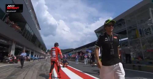 Marc Marquez dan Valentino Rossi papasan di MotoGP Austria 2025 (Foto: X/@MotoGP)