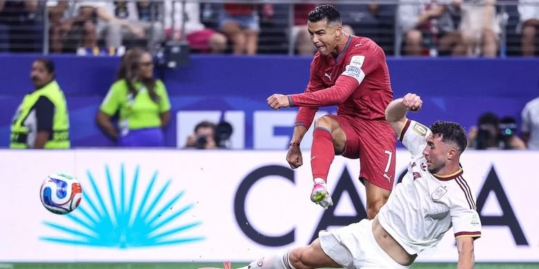 Penyerang timnas Portugal, Cristiano Ronaldo, menendang bola melewati bek Spanyol, Aymeric Laporte, pada laga babak 16 besar Piala Dunia 2026 antara Portugal dan Spanyol di Stadion Dallas di Arlington pada 6 Juli 2026.
