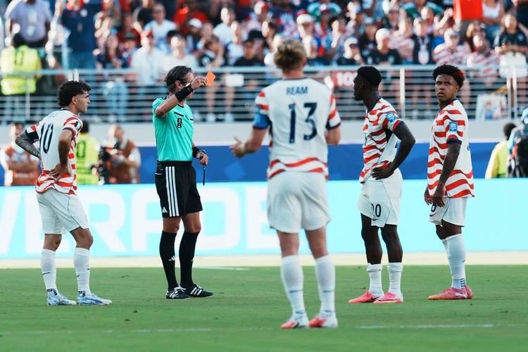 Wasit melayangkan kartu merah kepada penyerang Amerika Serikat Folarin Balogun (kedua dari kanan) pada laga babak 32 besar antara Amerika Serikat vs Bosnia-Herzegovina di Piala Dunia 2026 di Stadion San Francisco Bay Area di San Francisco, Amerika Serikat, 1 Juli 2026.