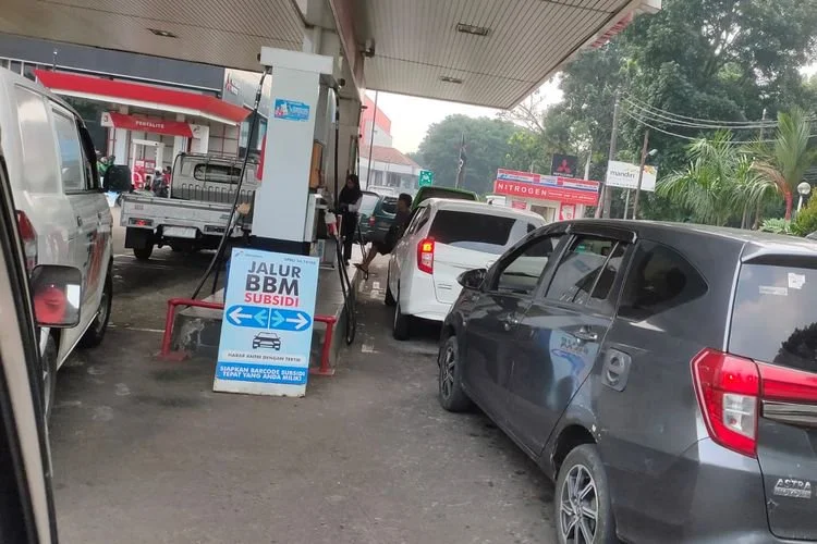 Antrean pengisian BBM Pertalite di SPBU Pertamina, Padjajaran Bogor