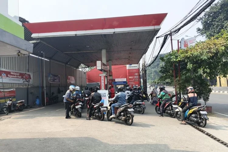 Antrean warga saat beralih membeli BBM pertalite sejak Pertamax mengalami kenaikan di SPBU Pakansari, Cibinong, Kabupaten Bogor, Jawa Barat, Rabu (10/6/2026).