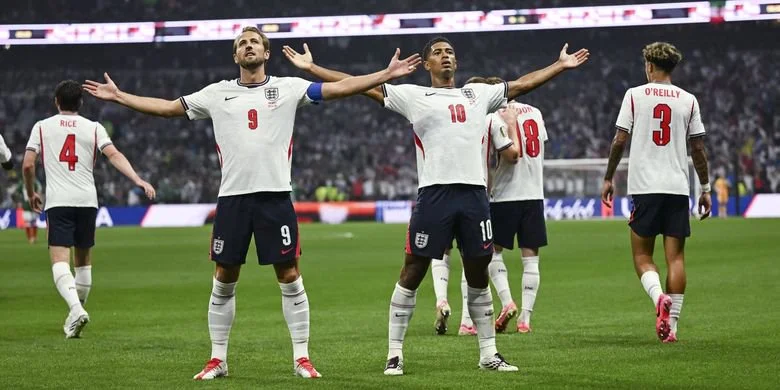 Dua pemain timnas Inggris, Harry Kane dan Jude Bellingham, merayakan gol pada duel babak 16 besar Piala Dunia 2026 Meksiko vs Inggris bergulir di Stadion Azteca pada Senin (6/7/2026) pukul 08.00 WIB.