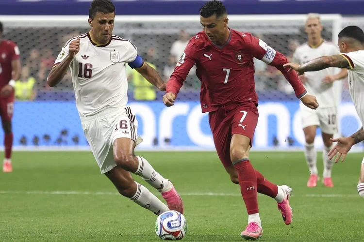 Cristiano Ronaldo dari timnas Portugal berduel dengan Rodri dari timnas Spanyol pada laga babak 16 besar antara Spanyol dan Portugal di Piala Dunia FIFA 2026 di Stadion Dallas di Dallas, Amerika Serikat, 6 Juli 2026.