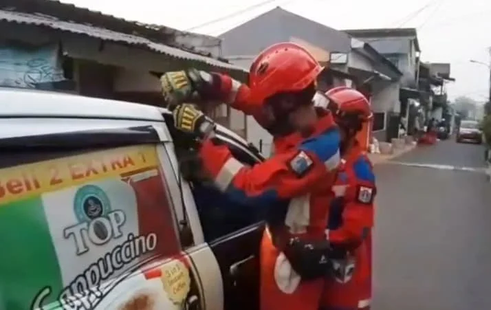 Sudin Gulkarmat Jakarta Timur Berhasil Evakuasi Mobil Terkunci dari Dalam di Ciraca