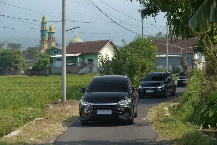 Salah satu produk baru BYD M6 DM sudah ada di Surabaya yang menjadi salah satu kota yang mendapat perhatian besar dari PT BYD Motor Indonesia karena dinilai memiliki peran penting dalam mendorong pertumbuhan kendaraan elektrifikasi di kawasan timur Indonesia.