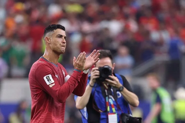 Kapten timnas Portugal, Cristiano Ronaldo, memberi tepuk tangan kepada para suporter setelah kalah dalam laga babak 16 besar Piala Dunia 2026 antara Portugal dan Spanyol di Stadion Dallas di Arlington pada 6 Juli 2026.