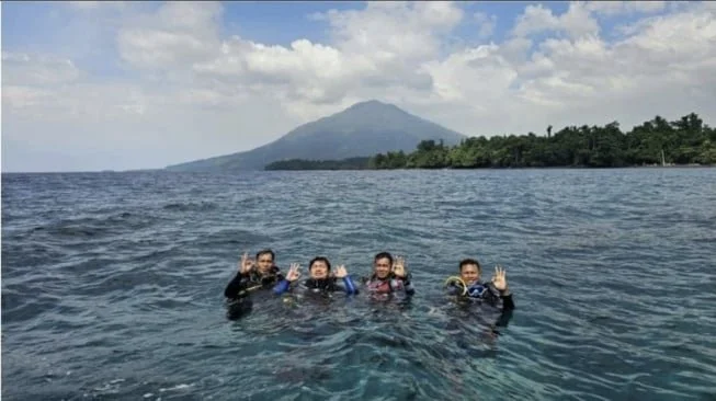 Emergency Response Team (ERT) PT Nusa Halmahera Minerals (NHM)  berhasil merampungkan program sertikasi kompetensi penyelaman (diving license) profesional yang diselenggarakan selama tujuh hari.(Dok: PT NHM)