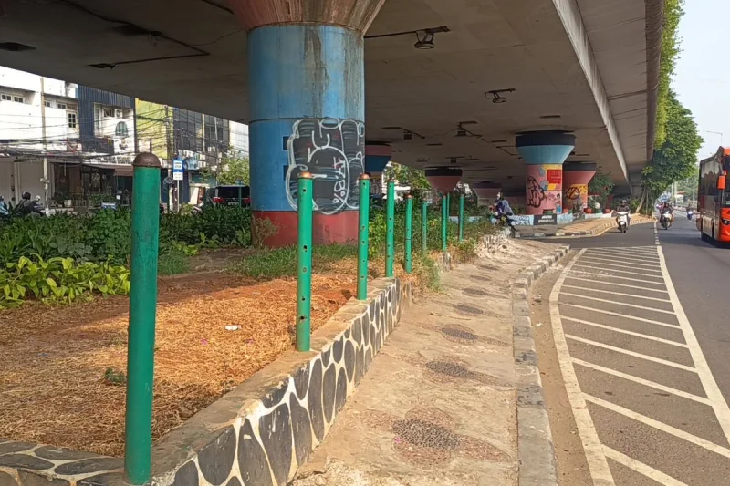 Warga Beberkan Modus Pencurian Pagar Flyover Kampung Melayu, Dibongkar Pakai Palu dan Linggis