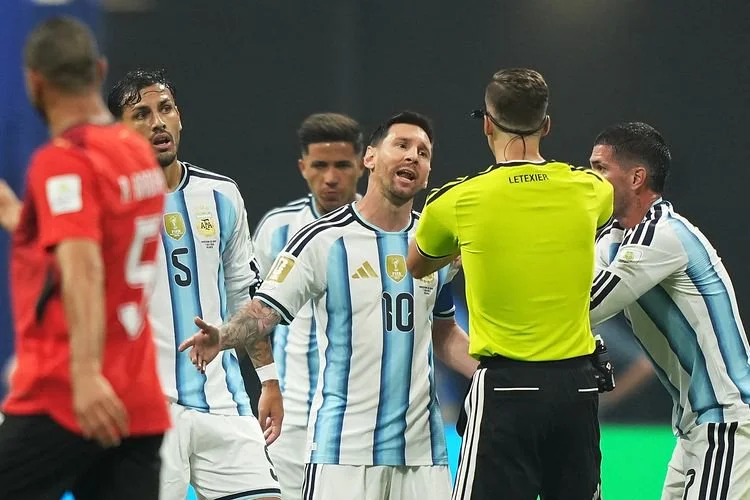 Lionel Messi berbicara dengan wasit dalam pertandingan babak 16 besar antara Argentina dan Mesir pada Piala Dunia 2026 di Stadion Atlanta, Atlanta, Amerika Serikat, 7 Juli 2026.