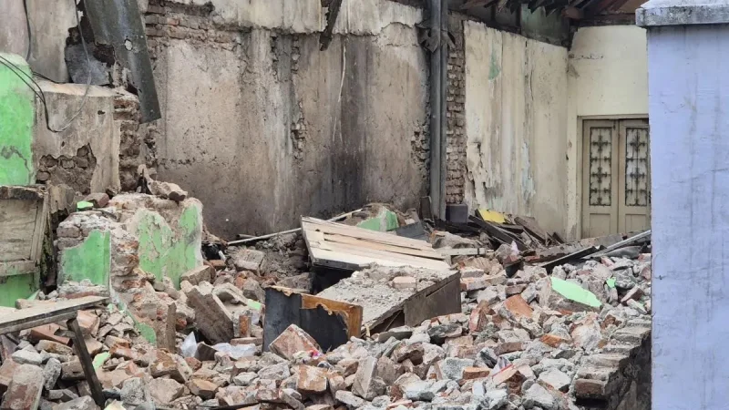 Viral Pengontrak di Surabaya Tak Mau Pindah, Rumahnya Sebagian Sudah Dibongkar