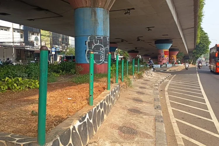 Pagar besi di bawah kolong flyover Kampung Melayu raib usai dibawa orang tidak dikenal, Selasa (7/7/2026).