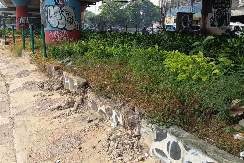 Pagar Taman Kolong Flyover Kampung Melayu Lenyap dalam 4 Hari, Diduga Dicuri "Rayap Besi"