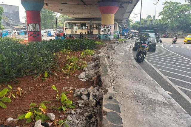 "Rayap Besi" Beraksi di Kampung Melayu: Pagar Taman Raib, Pelaku Diburu