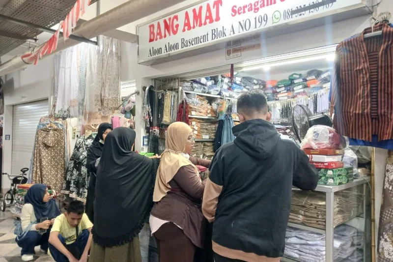 Sambut Tahun Ajaran Baru, Toko Seragam di Pasar Johar Semarang Mulai Diserbu Pembeli