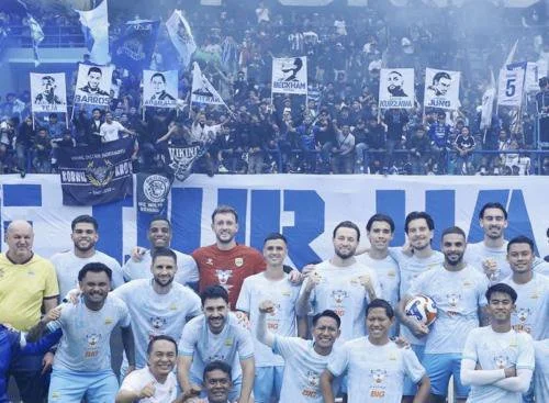 Bobotoh beri dukungan kepada Persib Bandung jelang lawan Persija Jakarta. (Foto: Instagram/persib)