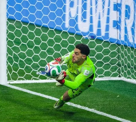 Mostafa Shobeir gagalkan penalti Lionel Messi. (Foto: X/@EgyptNT_EN)