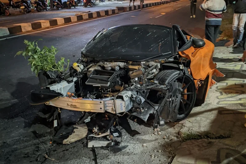 "Supercar" McLaren Kecelakaan Tunggal di Sukoharjo hingga Terbelah Dua