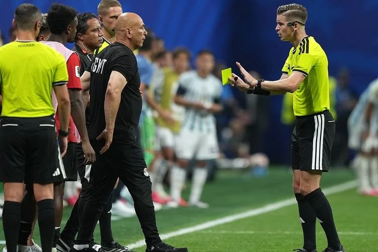 Wasit berbincang dengan Pelatih Timnas Mesir Hossam Hassan (kedua dari kanan) dalam pertandingan babak 16 besar antara Timnas Argentina dan Mesir di Piala Dunia FIFA 2026 di Stadion Atlanta, Atlanta, Amerika Serikat, pada 7 Juli 2026. 