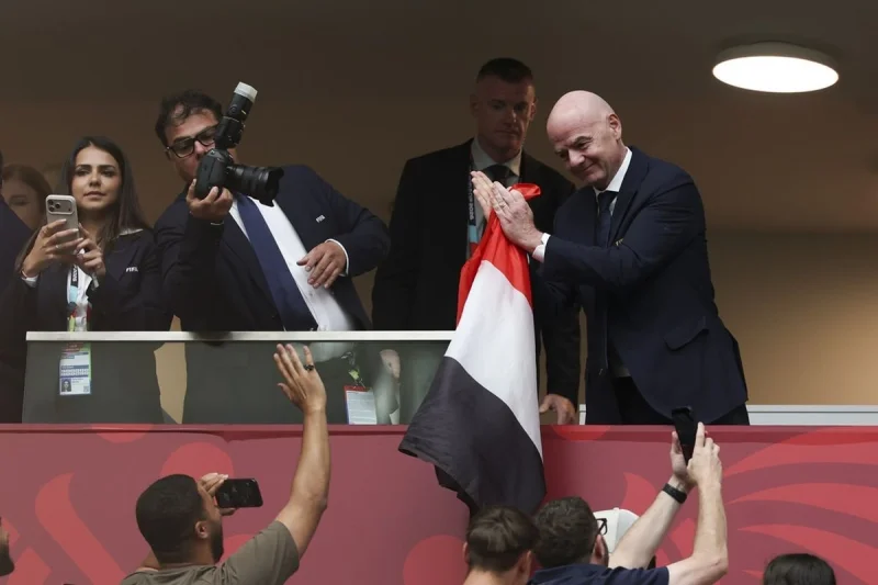 Momen Presiden FIFA Pegang Bendera Mesir Usai Salah dkk Kalah Dramatis dari Argentina