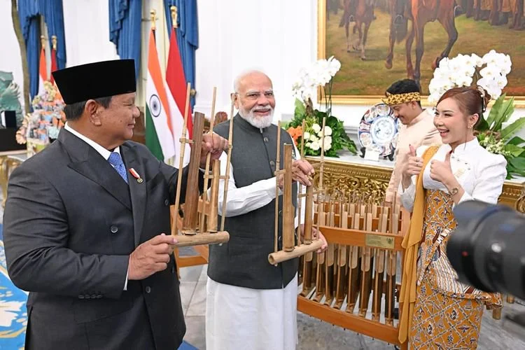 Presiden RI Prabowo Subianto dan PM India Narendra Modi bermain angklung di Istana, Jakarta, Selasa (7/7/2026). 