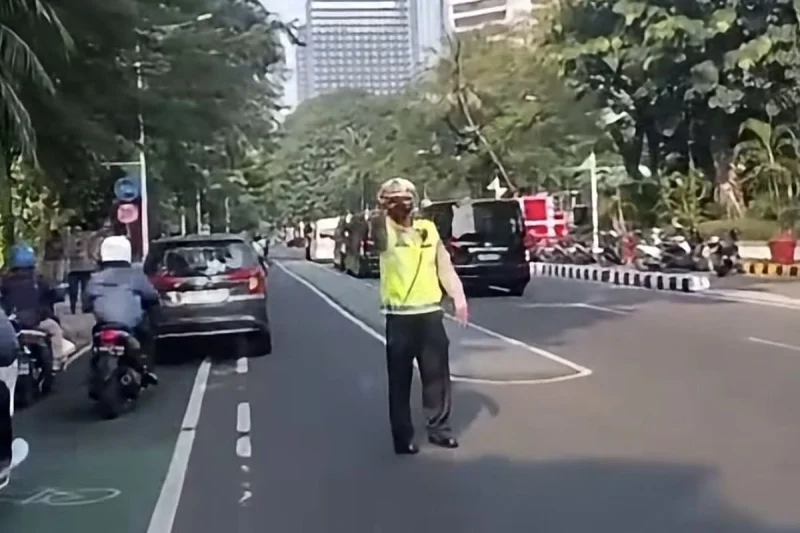Polisi Bantah Pukul Kaca Ambulans di Karet Jakpus, Sebut Tangan Tak Sengaja Kena Spion