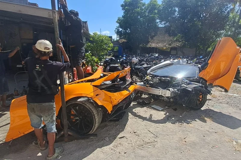 Kecelakaan Supercar McLaren di Sukoharjo: Mobil Terbelah 2, Aki Terpental