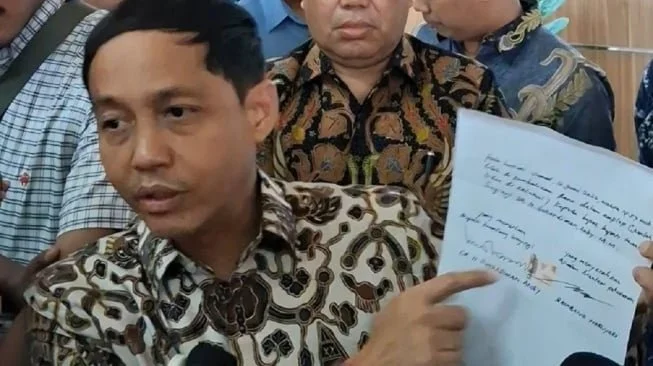 Menteri Kehutanan (Menhut) Raja Juli Antoni menunjukkan tanda terima dan notulensi penyerahan amplop putih miliki Bupati Kuansing Suhardiman Amby yang telah ditandatangani di atas materai kepada media pada konferensi pers di Jakarta, Jumat (3/6/2026). ANTARA/Lintang Budiyanti Prameswari.