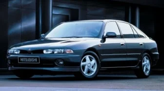 Mobil Keluaran 90-an yang Direkomendasikan Pakar: Desain Timeless, Bertenaga, Lebih Murah dari Motor