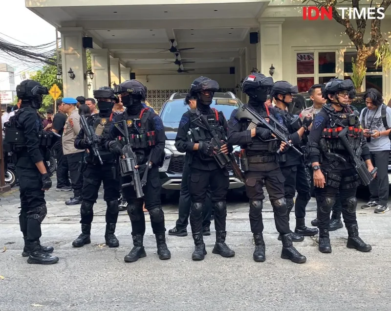 Brimob Bersenjata Kawal Penggeledahan di Kafe dan Money Changer Jaksel