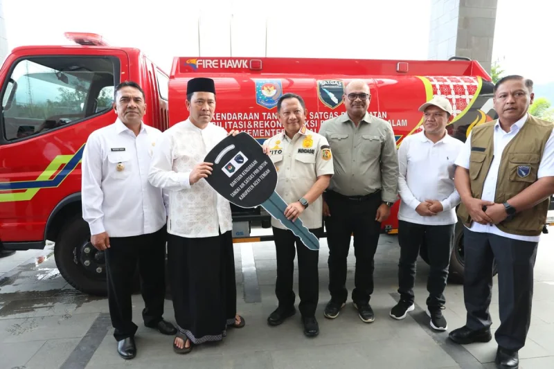 Dukung Pemulihan Pascabencana di Aceh Tengah, Kasatgas Tito Serahkan Kendaraan Tangki Air Multifungsi