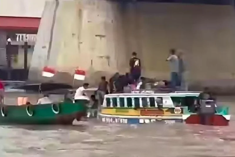 "Speedboat" Terbalik di Bawah Jembatan Ampera Sungai Musi Setelah Ditabrak